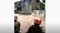 VIDIO: Inna lillahi, Pengendara Motor Tewas Terbawa Arus Banjir di Cimahi