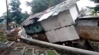 VIDIO: Detik-Detik Bangunan Tiba- tiba Roboh di Atas Kirmir Kali Cibeunying Bandung