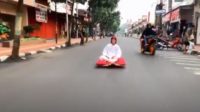 Vidio Unik: Aladin dan Karpet Terbangnya Meluncur di Jalan Cimahi