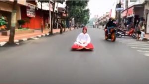 Vidio Unik: Aladin dan Karpet Terbangnya Meluncur di Jalan Cimahi