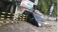 Detik-detik Mobil Tersangkut Pembatas Jalan saat Banjir di Cimahi