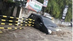 Detik-detik Mobil Tersangkut Pembatas Jalan saat Banjir di Cimahi