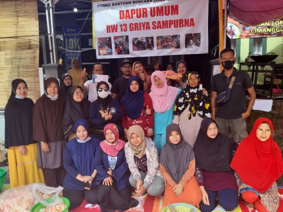Peduli Korban Longsor Sumedang, Alumni SMAK BPPK Bandung Sumbang Uang Tunai