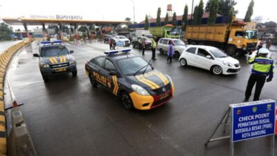 Ratusan Kendaraan Kena Razia Larangan Mudik Melaui Tol di Bandung