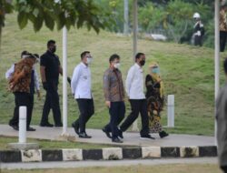 Jokowi dan Ridwan Kamil Tinjau Vaksinasi 1.200 Orang di Depok