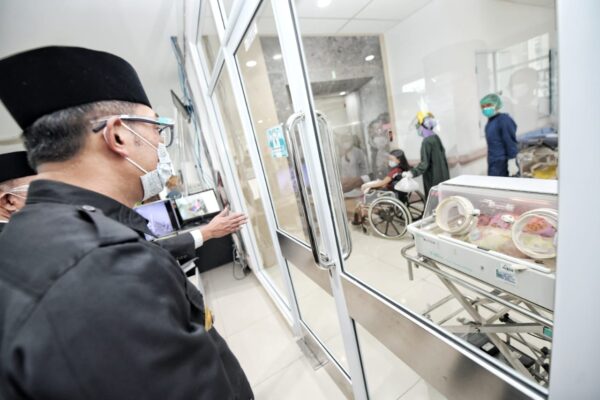 Gubernur Jabar, Ridwan Kamil Tinjau Kamar Isolasi atau Perawatan Pasien Covid-19 di Rumah Sakit