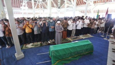 Mang Oded Dimakamkan di Tasikmalaya, Pemkot Bandung Kibarkan Bendera Setengah Tian