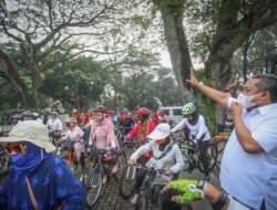 Peringati Hari Ibu, 100 Ibu-Ibu Bersepeda Keliling Kota Bandung