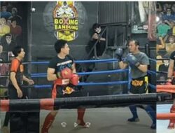 Kurang dari 2 Menit, Jefri Nichol Jatuhkan KO Nietizen Keanu di Thai Boxing Bandung