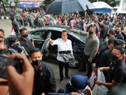 140 Pedagang Pasar Kosambi Terima Bantuan Sembako dan Uang Tunai Rp 1.2 Juta dari Jokowi