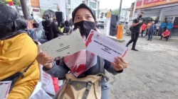 Terima Bantuan BLT BBM, Warga Bandung Ini Dapat Bonus Foto Bareng Jokowi