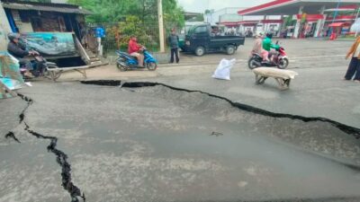 Hati-Hati, Jalan Cibolerang Amblas Sepanjang 7 Meter Lumpuhkan Lalu lintas