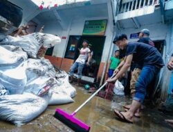 Dibantu Warga dan Relawan, Petugas dari Pemkot Bandung Bersihkan Lokasi Banjir Braga