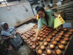 Pabrik Tek Kie Bandung, Sudah Lebih dari 60 Tahun Produksi Kue Keranjang Khas Imlek